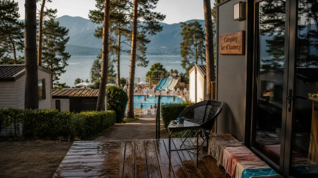 Camping international lac annecy, terrasse mobil-home et piscine proche du lac