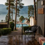 Camping international lac annecy, terrasse mobil-home et piscine proche du lac