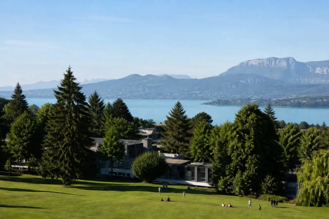 Le Pré du Lac Annecy, vue du village vacances à Saint-Jorioz au bord du lac