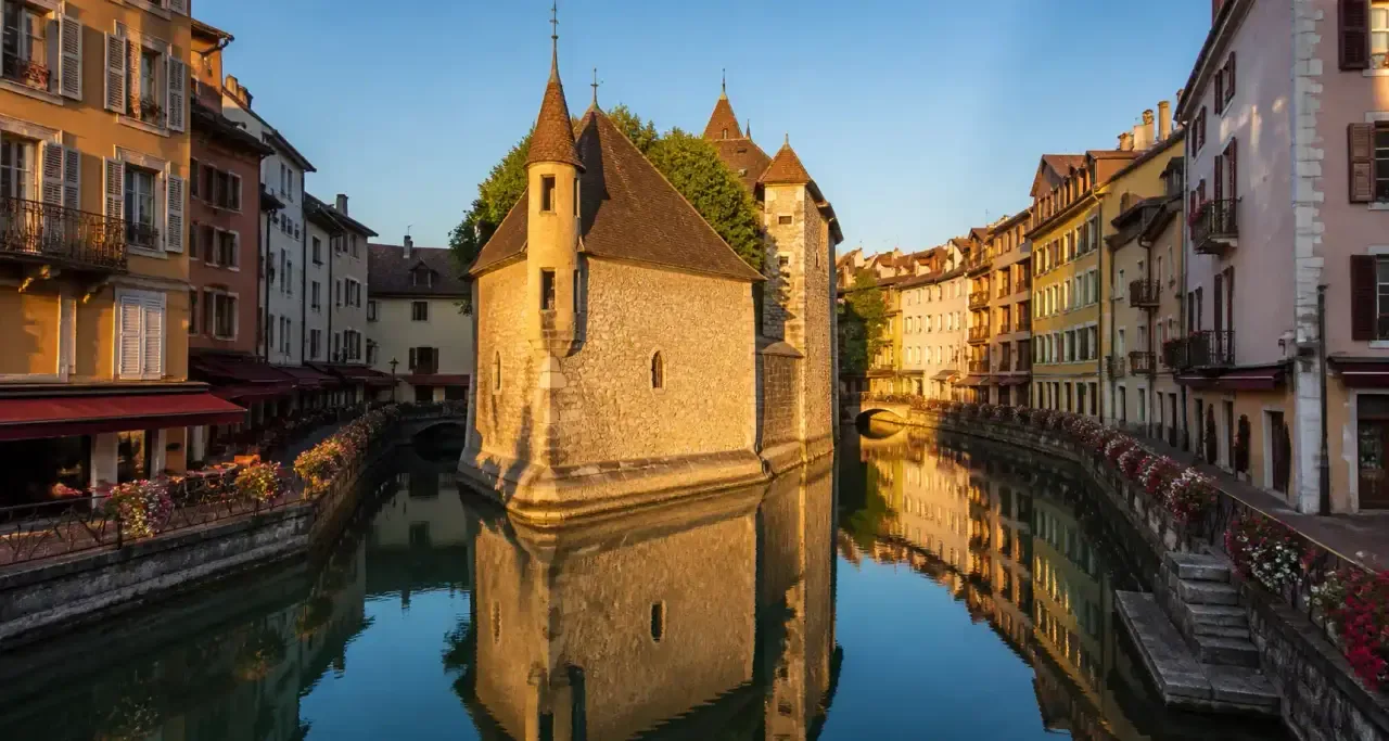 Palais de l'Île à Annecy, reflets sur le pont des Morens