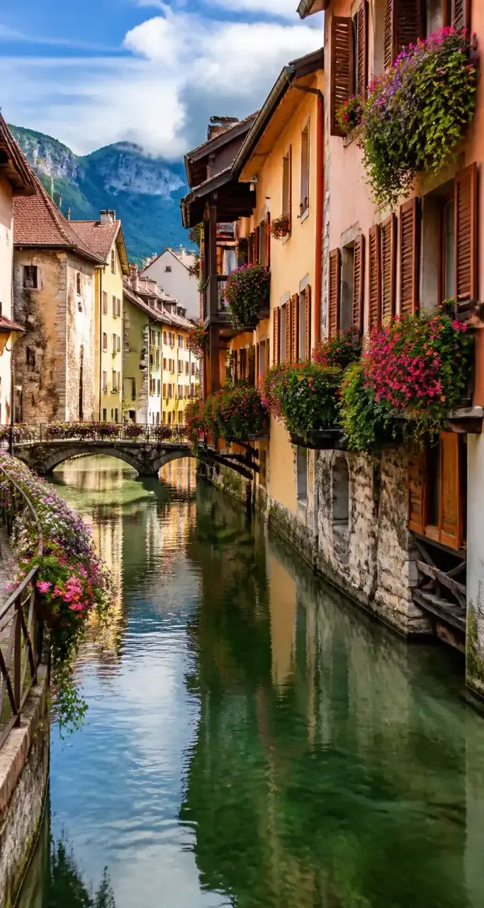 Vieille ville d'Annecy, canal et maisons colorées