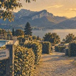Camping la ferme lac annecy : allée, tables et piscine extérieure
