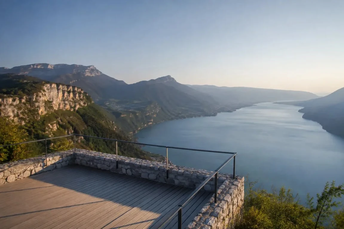 Vue panoramique du balcon du lac annecy au-dessus du lac d’Annecy