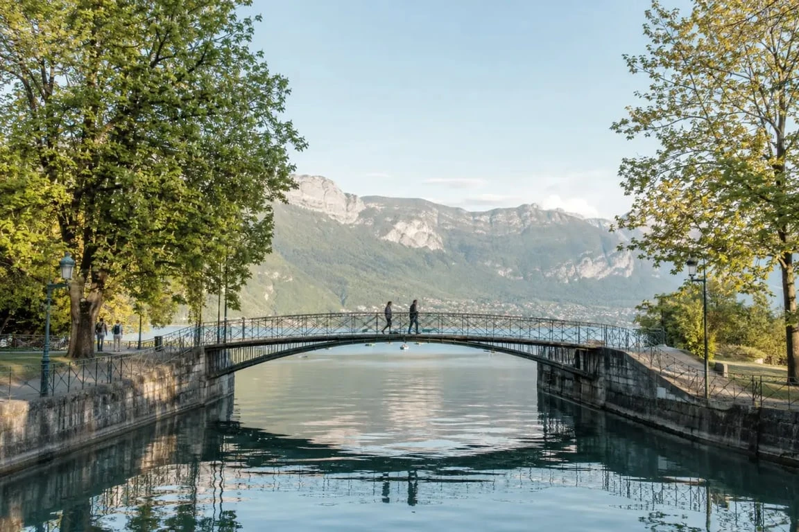 Pont des Amours à Annecy entre le canal du Vassé et le lac