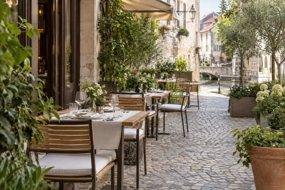 Terrasse végétalisée du restaurant Racines Annecy près du Thiou