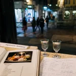 Japonnais Annecy : table et carte de restaurant japonais près d’une baie vitrée
