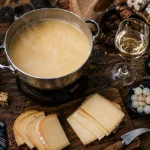 Spécialités Savoie : planche de fromages et dégustation savoyarde